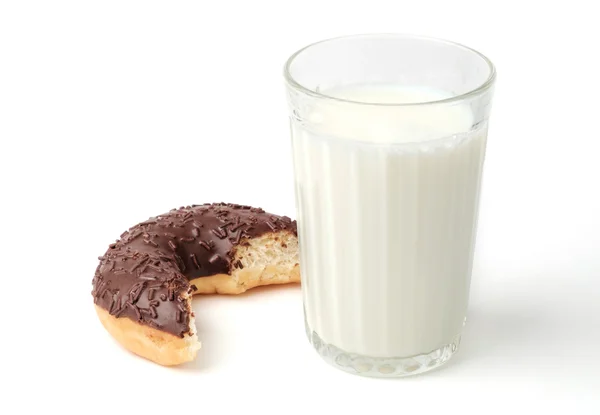 Склянка молока і пончика — стокове фото