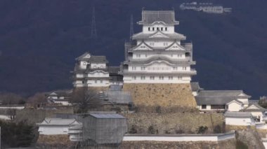 Himeji Kalesi - Himeji şehrindeki bir tepe Japon kalesi kompleksi.