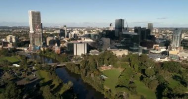 Güzel şehrin ve doğanın hava manzarası