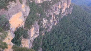 Milli parkın vadisindeki dağların manzarası 