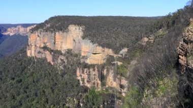 Milli parkın vadisindeki dağların manzarası 