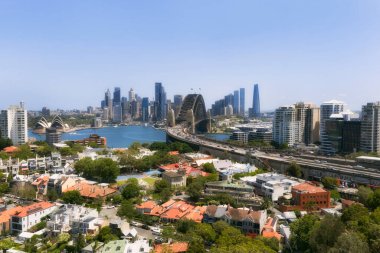 Sydney Kirribilli Parkı 'ndan Harbour Köprüsü' ne. Otoyol ve kemer manzaralı..