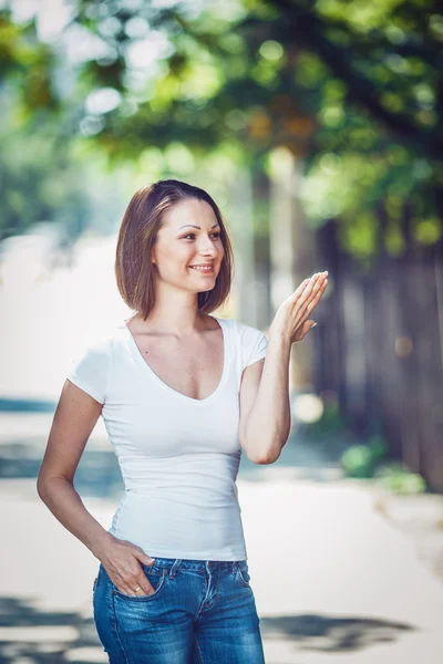 Retrato de mujer chica afuera — Foto de Stock