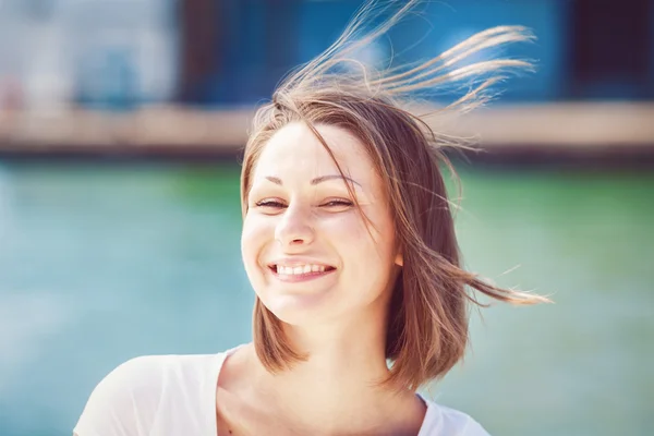 Retrato de mujer joven con el pelo desordenado — Foto de Stock