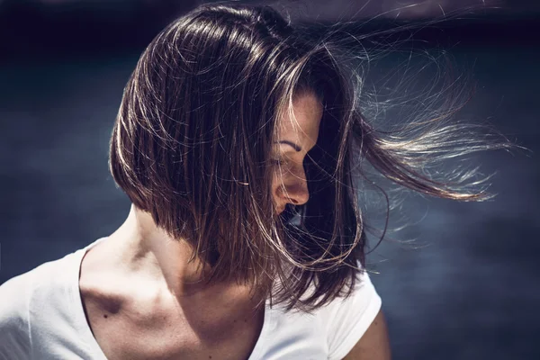 Potret wanita muda dengan rambut berantakan — Stok Foto