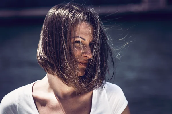 Potret wanita muda dengan rambut berantakan — Stok Foto