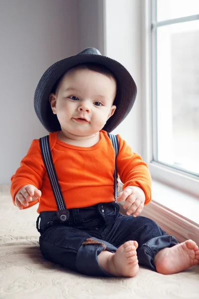 Lindo bebé en sombrero cerca de la ventana — Foto de Stock