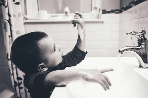 เด็กน้อยล้างมือ — ภาพถ่ายสต็อก