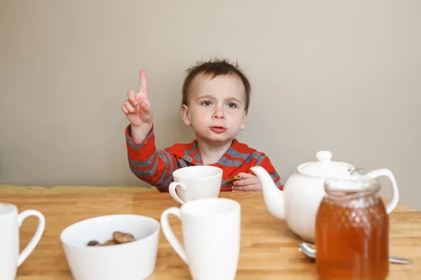 Lucu lucu anak balita di meja di dapur — Stok Foto