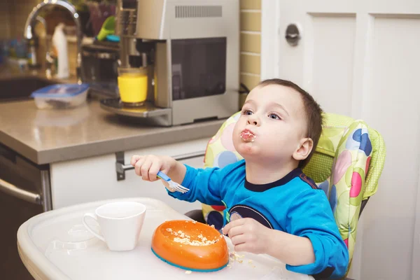 Anak kecil balita makan keju cottage menggunakan garpu — Stok Foto