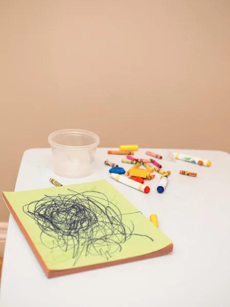 Matite colorate e pennarelli con album che disegnano su tavolo bianco per bambini vicino a sfondo chiaro semplice con copyspace per testo — Foto Stock
