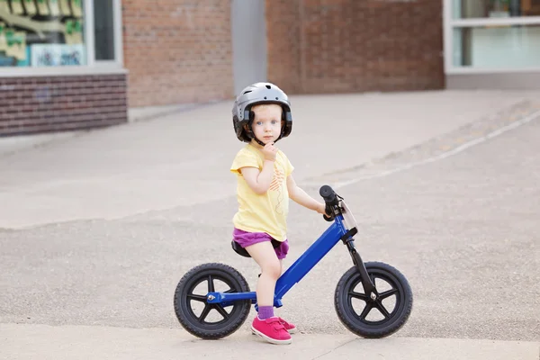 春に屋外の外の道路にヘルメットでバランス バイク自転車に乗って小さな少女少年幼児の肖像画夏の日、季節の子供の活動の概念、児童の健全なライフ スタイル — ストック写真