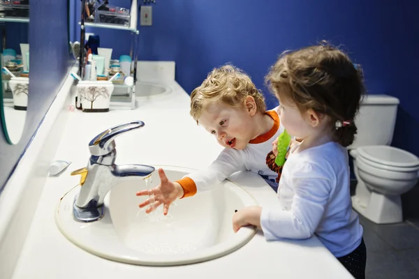 Banyo tuvalette ikiz çocuk yürümeye başlayan erkek kız Closeup portre su ile oynarken diş fırçalama yüz elleri, yaşam tarzı ev tarzı, günlük anlar, sabah rutin