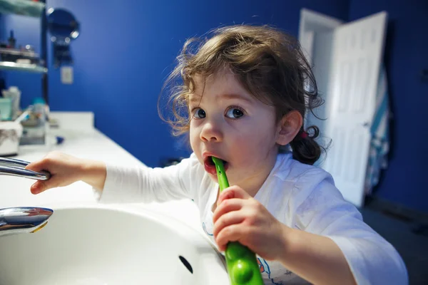 Nahaufnahme Porträt des Kindes Kleinkind Mädchen im Badezimmer Toilette Waschen Gesicht Hände Zähneputzen mit zahnlosen Spielen mit Wasser, Lebensstil Hausstil, alltäglicher Moment, Morgenroutine — Stockfoto