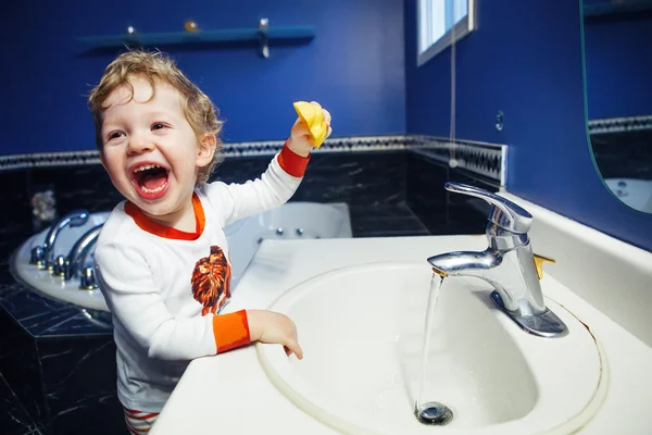Nahaufnahme Porträt des Kindes Kind Kleinkind Junge Mädchen im Badezimmer Toilette Waschen Gesicht Hände spielen mit Wasser, Lebensstil zu Hause Stil, alltägliche Momente, morgens vor dem Schlafengehen Routine — Stockfoto