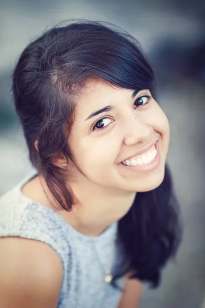Πορτραίτο της όμορφης Ισπανόφωνου Λατίνο λευκό κορίτσι με καστανά μάτια, μακρύ σκούρο σγουρά κυματιστά μαλλιά σε γκρίζο φόρεμα κάθεται στο πάρκο έξω χαμογελά γέλιο αναζητούν στην κάμερα, lifestyle πορτραίτο αντίληψη — Φωτογραφία Αρχείου