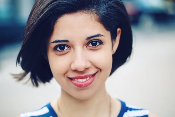 Retrato de cerca de una hermosa joven latina hispana sonriente con el pelo negro oscuro corto bob, ojos negros, afuera mirando en cámara, tonificada con filtros de Instagram, sonrisa natural emoción —  Fotos de Stock