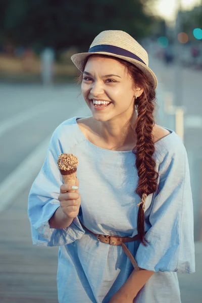 Primer plano retrato de hermosa mujer morena blanca blanca blanca con hoyuelos en las mejillas y piel bronceada en vestido azul y sombrero, comer cono de helado, puesta de sol en el día de verano, concepto de estilo de vida —  Fotos de Stock