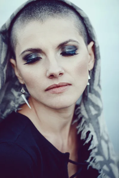 Retrato de cerca de la triste hermosa mujer blanca blanca calva blanca con la cabeza afeitada cubierta con chal de bufanda, sus ojos cerrados, tonificado con filtros de Instagram en color verde azul — Foto de Stock