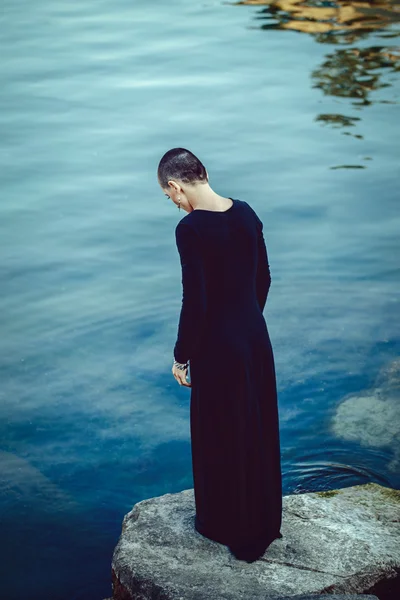 Retrato de triste hermosa blanca blanca caucásica chica calva mujer con la cabeza afeitada de pie junto al lago de agua mirando hacia otro lado, místico estado de ánimo oscuro, tonificado con filtros de Instagram en color verde azul —  Fotos de Stock