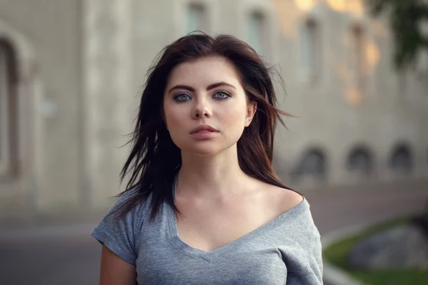 Closeup portret van mooie jonge sexy Kaukasische vrouw met rode zwarte haren, blauwe ogen in de camera kijken, buiten op zonsondergang, zomeravond, natuurlijke schoonheid jeugd kijken — Stockfoto