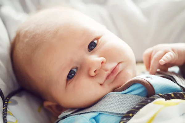 Retrato de bonito engraçado branco branco branco loiro menino recém-nascido com olhos azuis cinza olhando na câmera, estilo de vida sincero, vida real — Fotografia de Stock