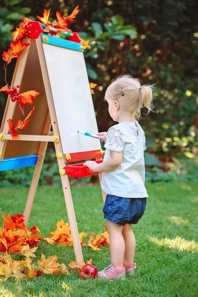 Gadis balita kulit putih berdiri di luar pada musim gugur di taman menggambar di sela-sela dengan penanda yang berpaling, bermain belajar, kembali ke sekolah — Stok Foto