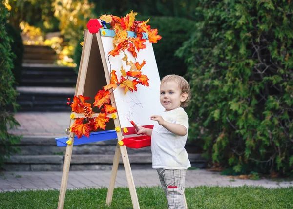 Potret balita kulit putih anak laki-laki Kaukasia berdiri di luar pada musim panas taman menggambar di sela-sela dengan penanda, bermain belajar, kembali ke sekolah — Stok Foto