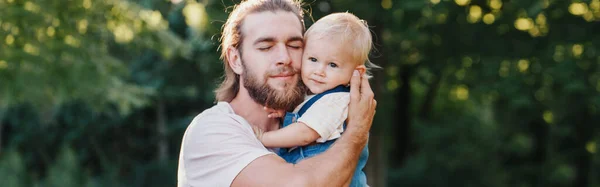 Pyšný Otec Objímající Batolete Chlapečka Mladý Rodič Drží Syna Zbrani — Stock fotografie