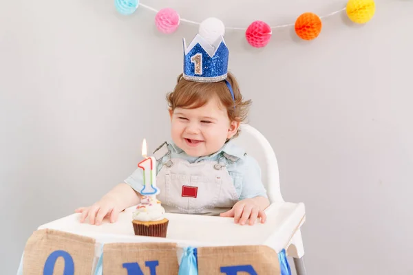 Feliz Sorrindo Bonito Menino Caucasiano Coroa Azul Comemorando Seu Primeiro — Fotografia de Stock