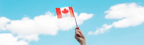 Närbild Kvinna Mänsklig Hand Arm Viftande Kanadensiska Flagga Mot Blå — Stockfoto