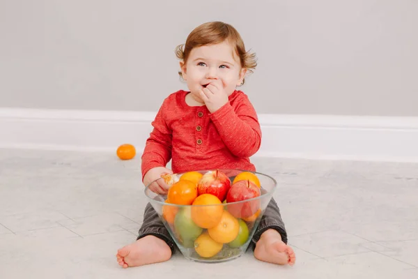 Anak Laki Laki Kaukasia Yang Lucu Makan Buah Jeruk Anak — Stok Foto