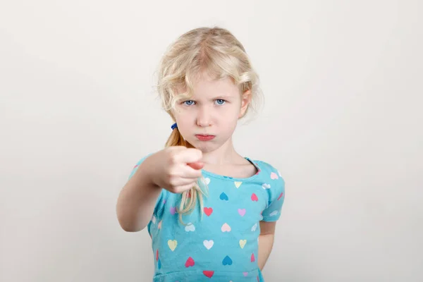 Dziewczynka Znakiem Figowym Dzieciak Wyraża Silne Negatywne Emocje Słodkie Uroczy — Zdjęcie stockowe