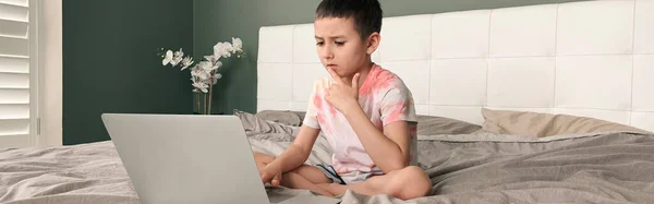 Chłopiec Siedzi Łóżku Uczy Się Przez Internet Laptopie Samoizolacja Domu — Zdjęcie stockowe