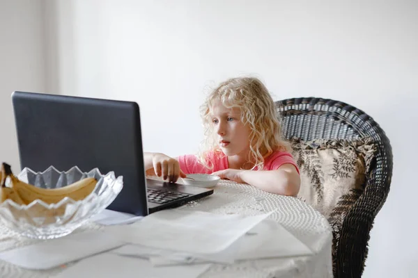 Gadis Muda Makan Makanan Dan Menonton Kartun Laptop Anak Dengan — Stok Foto