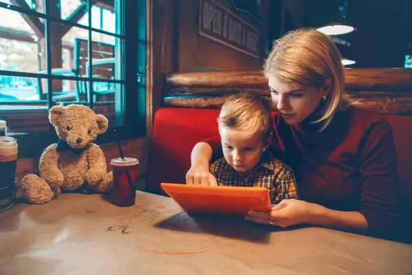 Jeune Mère Caucasienne Tout Petit Garçon Fils Choisir Repas Tablette — Photo