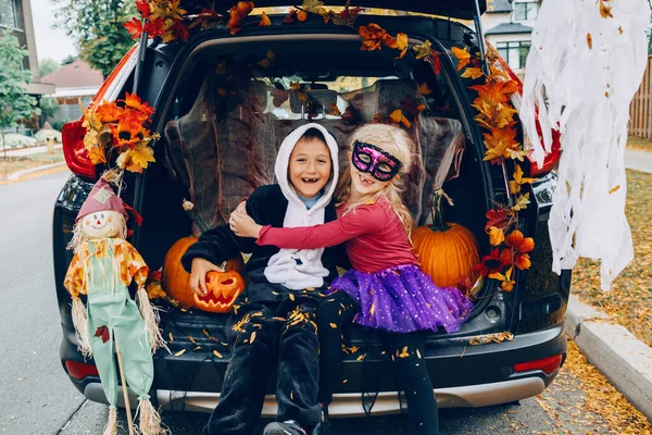 Sztuczka Albo Kufer Dzieci Świętują Halloween Bagażniku Samochodu Chłopiec Dziewczyna — Zdjęcie stockowe