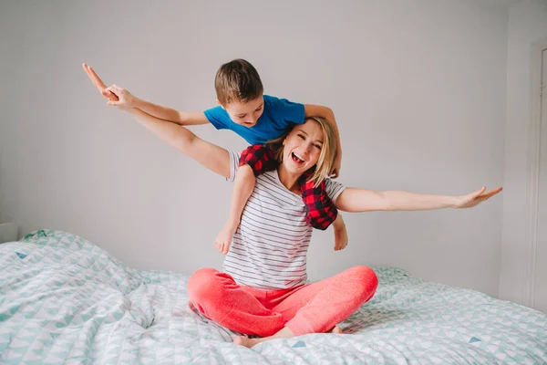 Ibu Dan Anak Laki Laki Kaukasia Tersenyum Bermain Kamar Tidur — Stok Foto