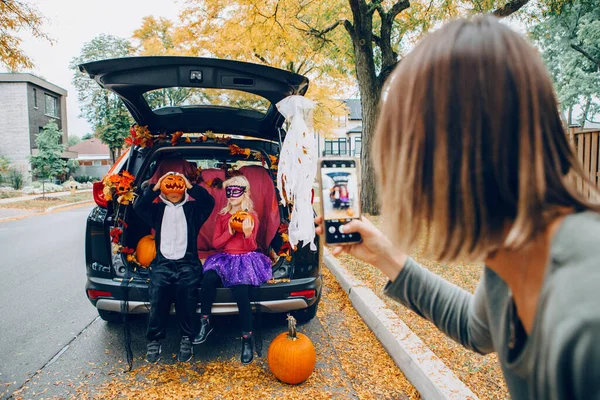 Hile Bagaj Kırmızı Balkabaklı Çocuklar Cadılar Bayramı Dışarıda Arabanın Bagajında — Stok fotoğraf