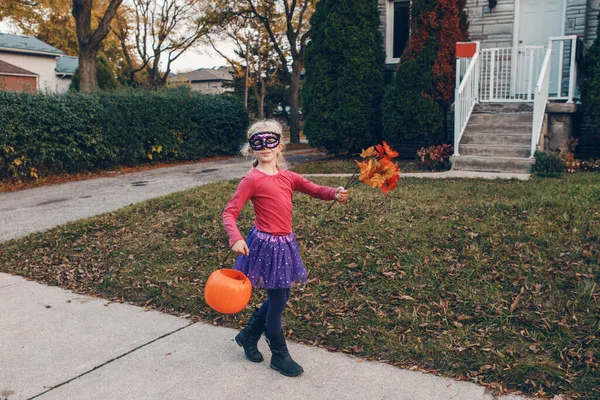 Truco Trato Niña Feliz Con Cesta Calabaza Roja Engañar Tratar —  Fotos de Stock