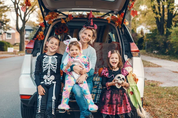 Een Truc Een Koffer Familie Viert Halloween Kofferbak Van Auto — Stockfoto