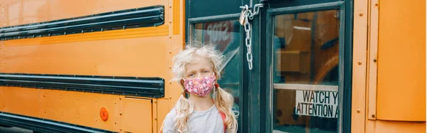 Θλιβερή Μαθήτρια Μάσκα Προσώπου Κοντά Στο Κλειδωμένο Κίτρινο Λεωφορείο Κλειστό — Φωτογραφία Αρχείου