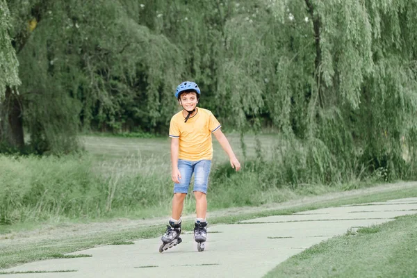 Happy Tersenyum Anak Remaja Kaukasia Dengan Helm Naik Sepatu Roda — Stok Foto