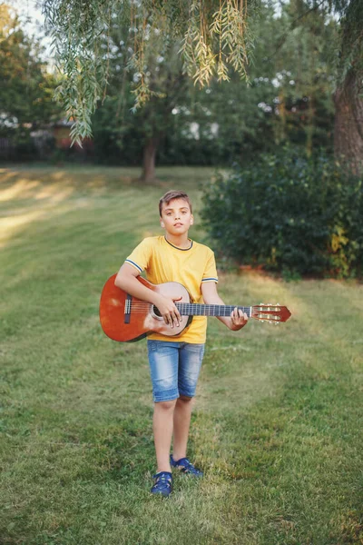 Svårt Att Höra Tonåring Spela Gitarr Utomhus Barn Med Hörapparater — Stockfoto