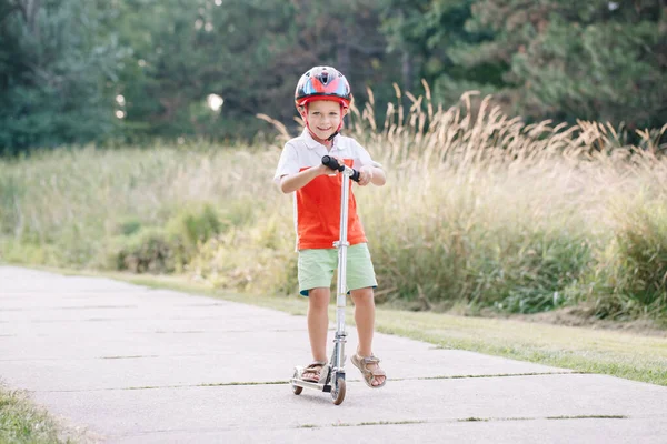 Счастливый Улыбчивый Кавказский Мальчик Шлеме Катается Скутере Дороге Парке Летний — стоковое фото