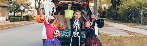 Truque Mala Irmão Irmãs Celebrando Halloween Porta Malas Carro Crianças — Fotografia de Stock
