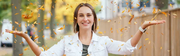 Happy Middle Age Caucasian Woman Throwing Autumn Fall Yellow Leaves — Stock Photo, Image