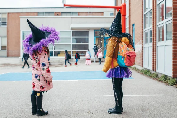 Fijne Halloween Kinderen Meisjes Vrienden Kostuums Gezicht Beschermende Maskers Gaan — Stockfoto