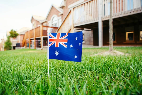 Australian Flag Standing Green Grass Front House Australia Day National — Stock Photo, Image