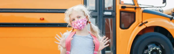 Studentessa Caucasica Con Maschera Facciale Piedi Vicino Allo Scuolabus Giallo — Foto Stock